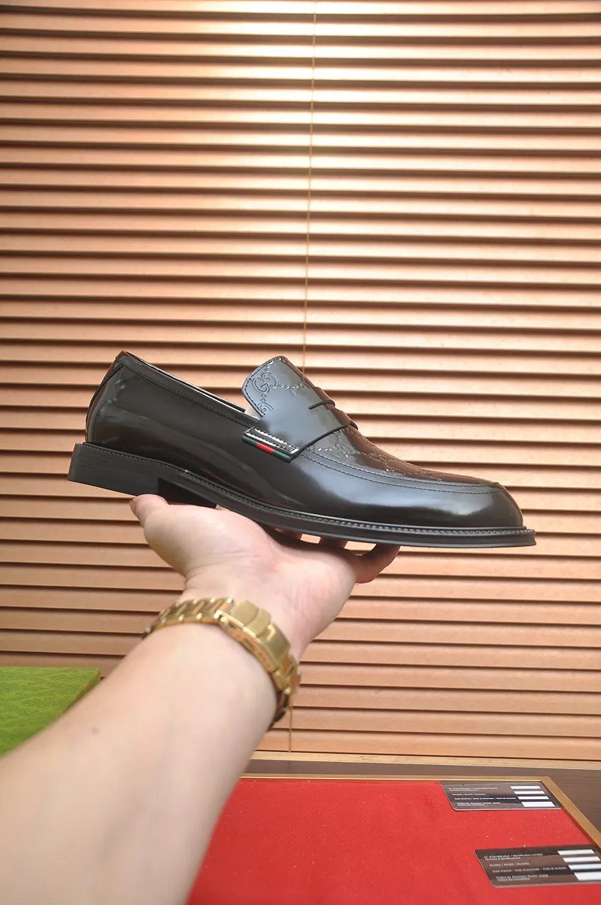 Men's shoes💰500💶Italy's top luxury men's shoe giant (GUCCI) (Gucci) (full cowhide lining) new arrival🍃Original European style🔰 Pleasant to the eye😍In order to make the shoes more durable and non-deformable🌀The production continues to follow traditional methods but there is still no lack of innovation💪Choose original sheepskin for the leather♻️ Smooth and natural And extra bright ⭐Made of imported cowhide, the first choice of rich people 38-45 (45 customized)
